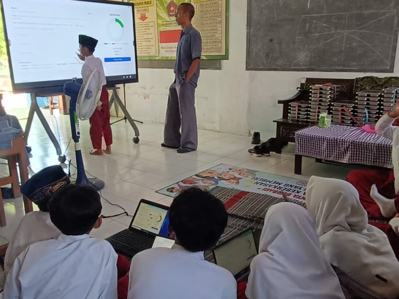 Pemanfaatan Android TV Digital Merah Putih untuk Melatih TKA Murid Kelas 6 SDN 4 Peleyan